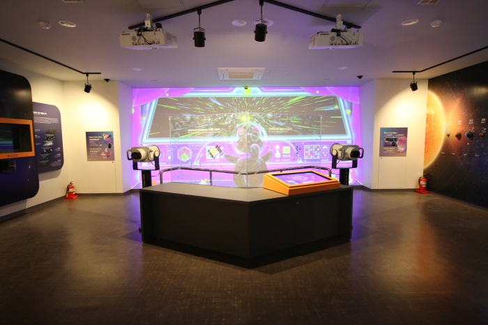 대전시민천문대 전시실 안내