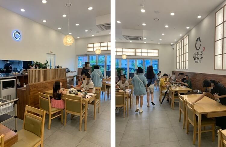 바형태 테이블과 4인테이블이 놓여져있는 내부