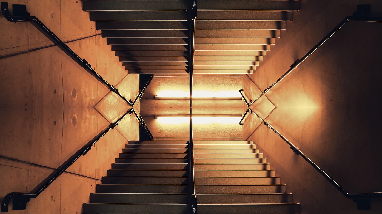 조명이 멋진 계단 사진