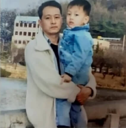 이찬원 아버지가 유년기의 이찬원을 안고 있는 모습