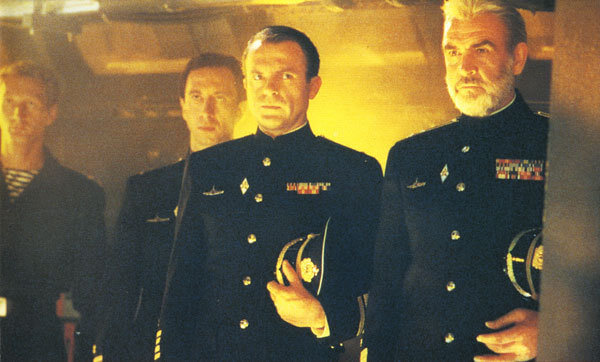 모자를 벗어 옆구리에 끼운 채 서 있는 네 명의 남자