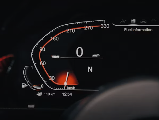 자동차 연료 게이지 옆 작은 화살표의 진짜 의미! – 알고 보면 신박한 설계의 결정체