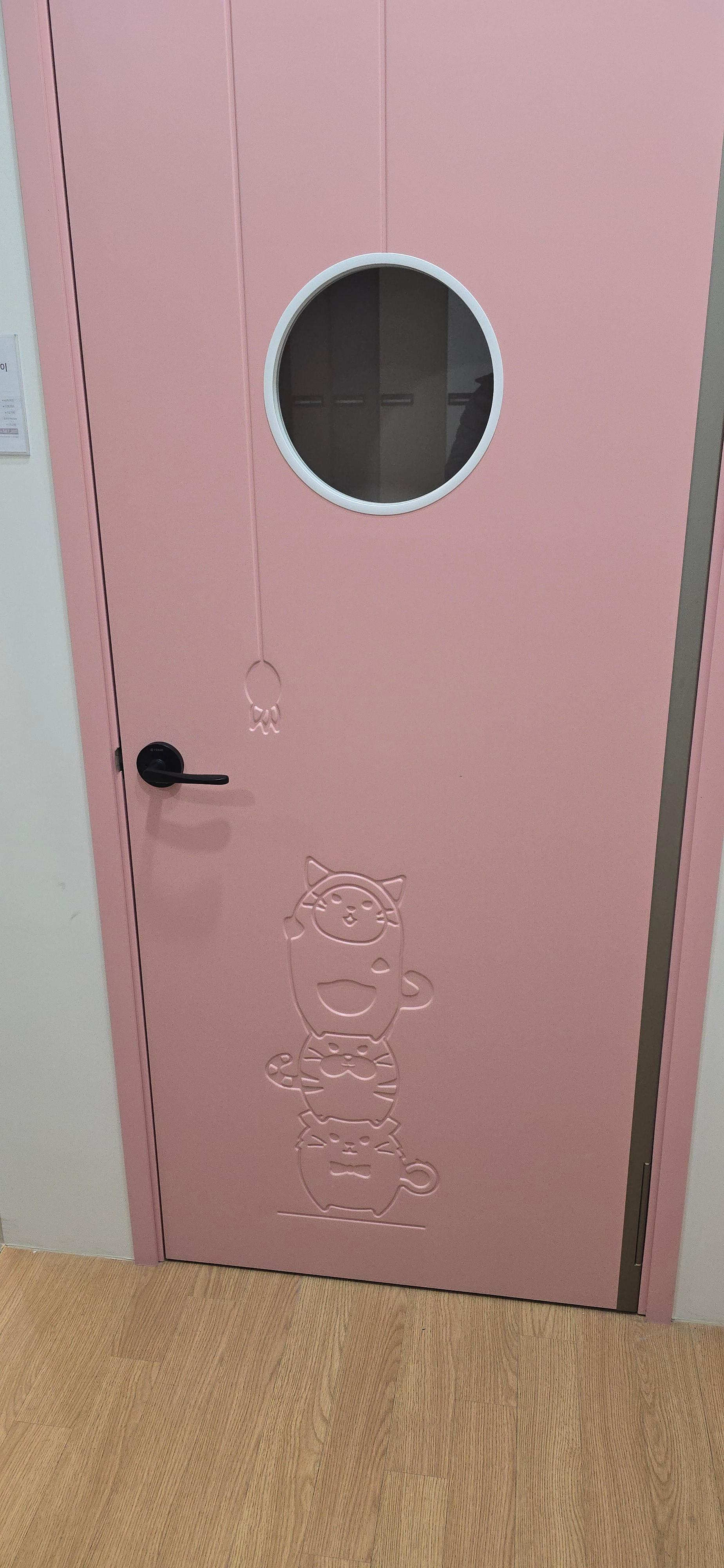 인테리어 필름 수작업이 사실상 불가능한 복잡한 음각 캐릭터 도어의 예시(멤브레인도어)