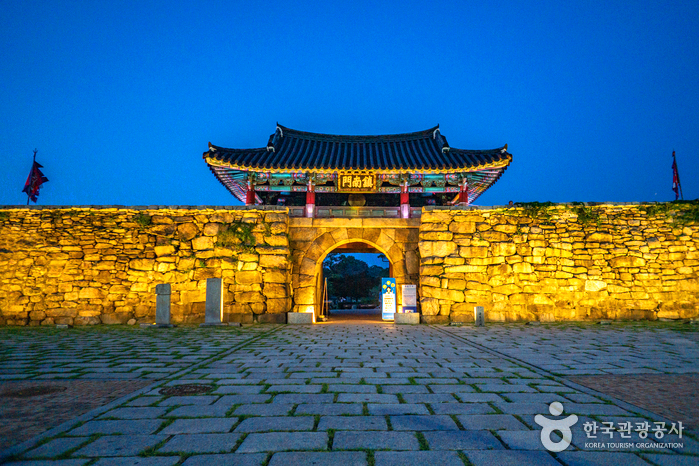 성에 불이 켜져있다.