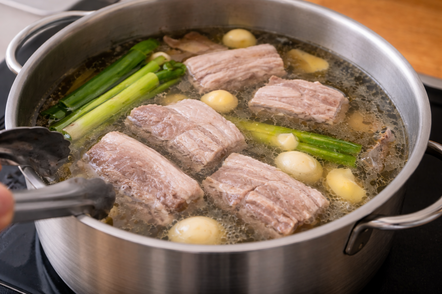 삶은 고기를 육수에서 식히는 장면
