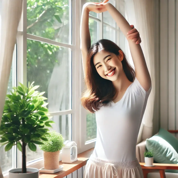 창가에서 가볍게 스트레칭하며 상쾌한 미소를 짓는 동양인 젊은 여성의 만성 피로 회복 표현 초고해상도 사진