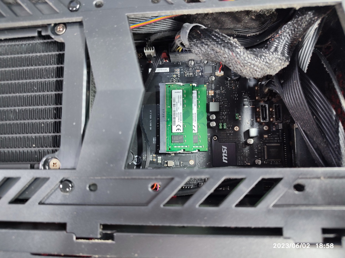 노트북용 메모리가 장착된 상태네요.