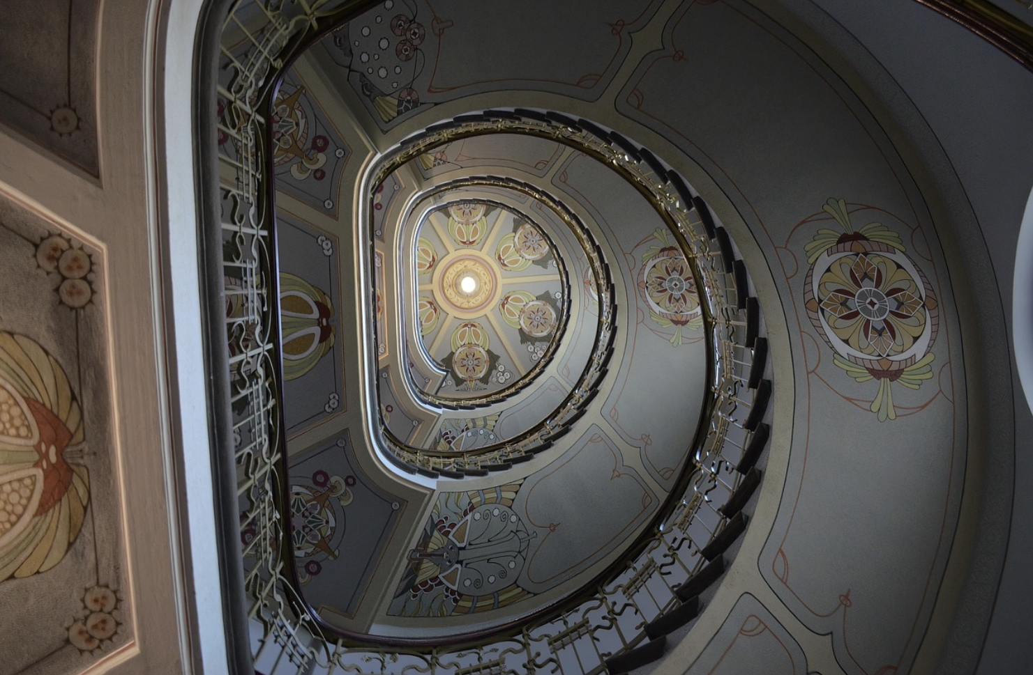 미술품 보험 시장의 현황과 발전 전망: 고가 예술품의 위험 관리 및 가치 보존을 위한 보험 상품의 종류, 특징, 시장 동향 분석