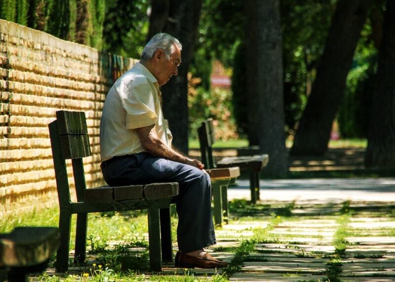 공원-벤치에-앉아있는-노인