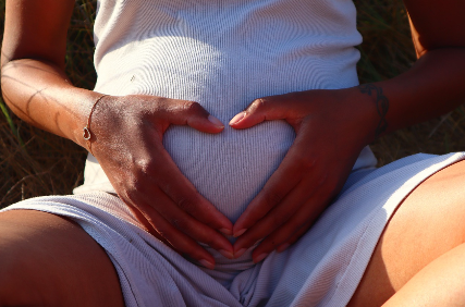 남미의 남자가 임신 흉내를 내며 행진하는 남성 출산 축제 생명