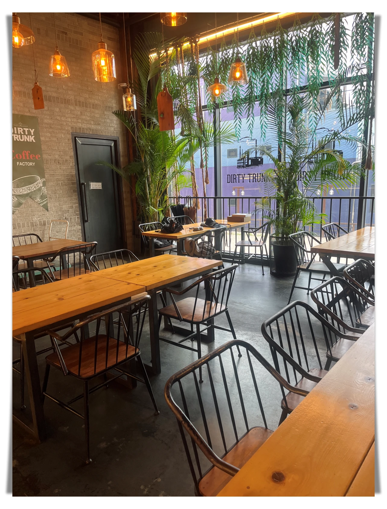 더티트렁크-내부-인테리어-목재-테이블