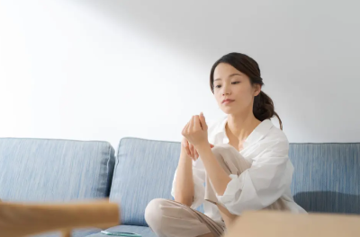 손톱을 보는 여성