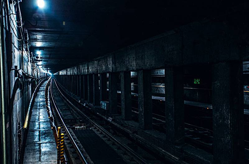 어두운-지하철-공간의-모습
