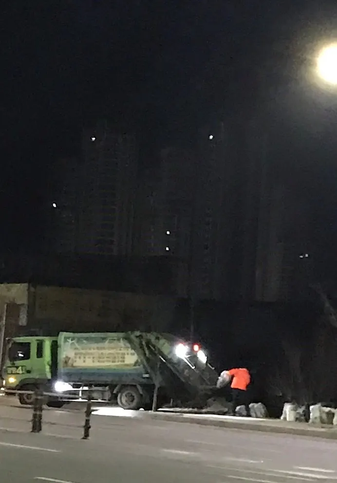 새벽-청소부-쓰레기차-도로변