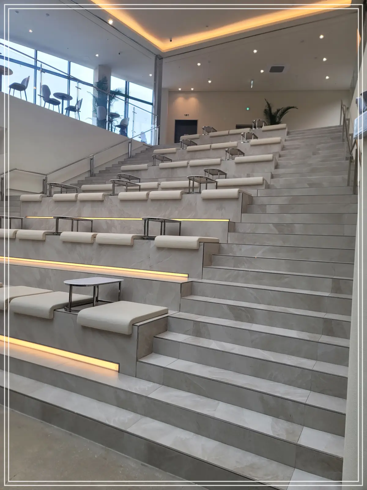 후탄-1층-2층-계단좌석