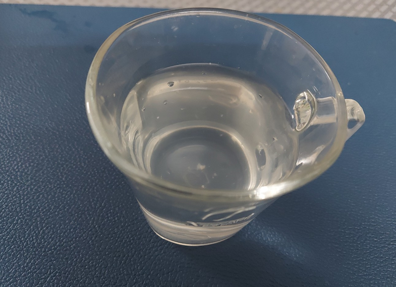 무색의 코코넛 워터