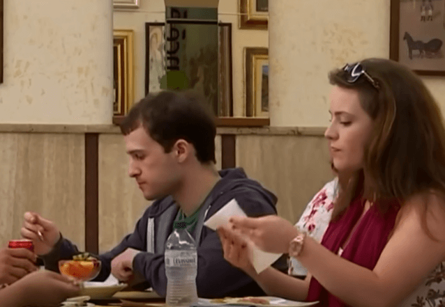 이탈리아 사람들이 식당에서 식사하는 장면