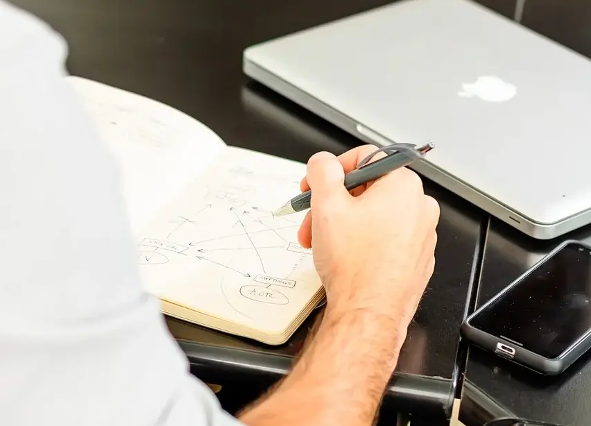 여행지에서 일을 병행하는 디지털 노마드의 일상 풍경