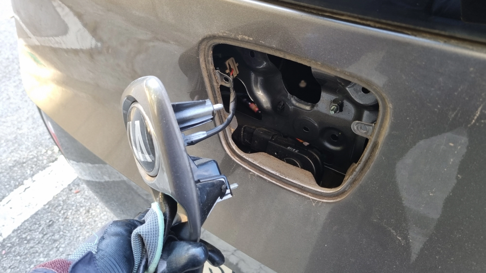 트렁크 손잡이 뗀 모습