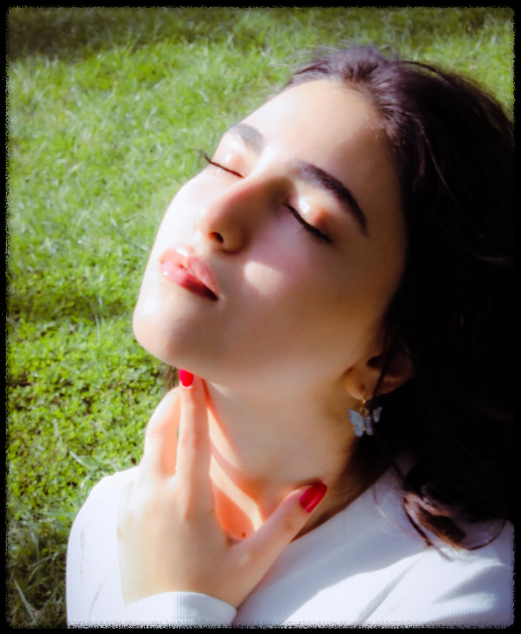 목을 올려보는 행동