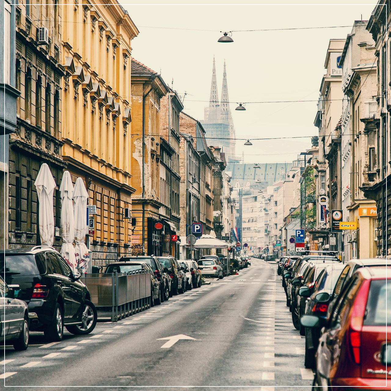 자그레브의 거리의 모습. 멀리 첩탑이 보인다.