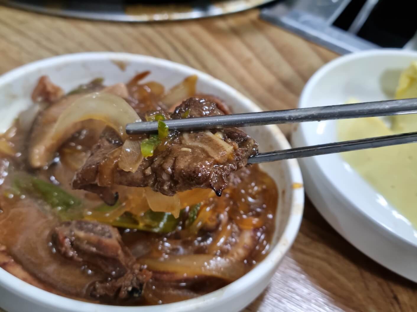 전주옥-오징어-불갈비찜-갈비-먹는-모습