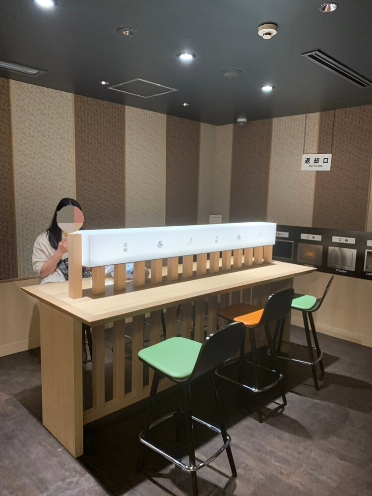 2층으로 올라가는 계단