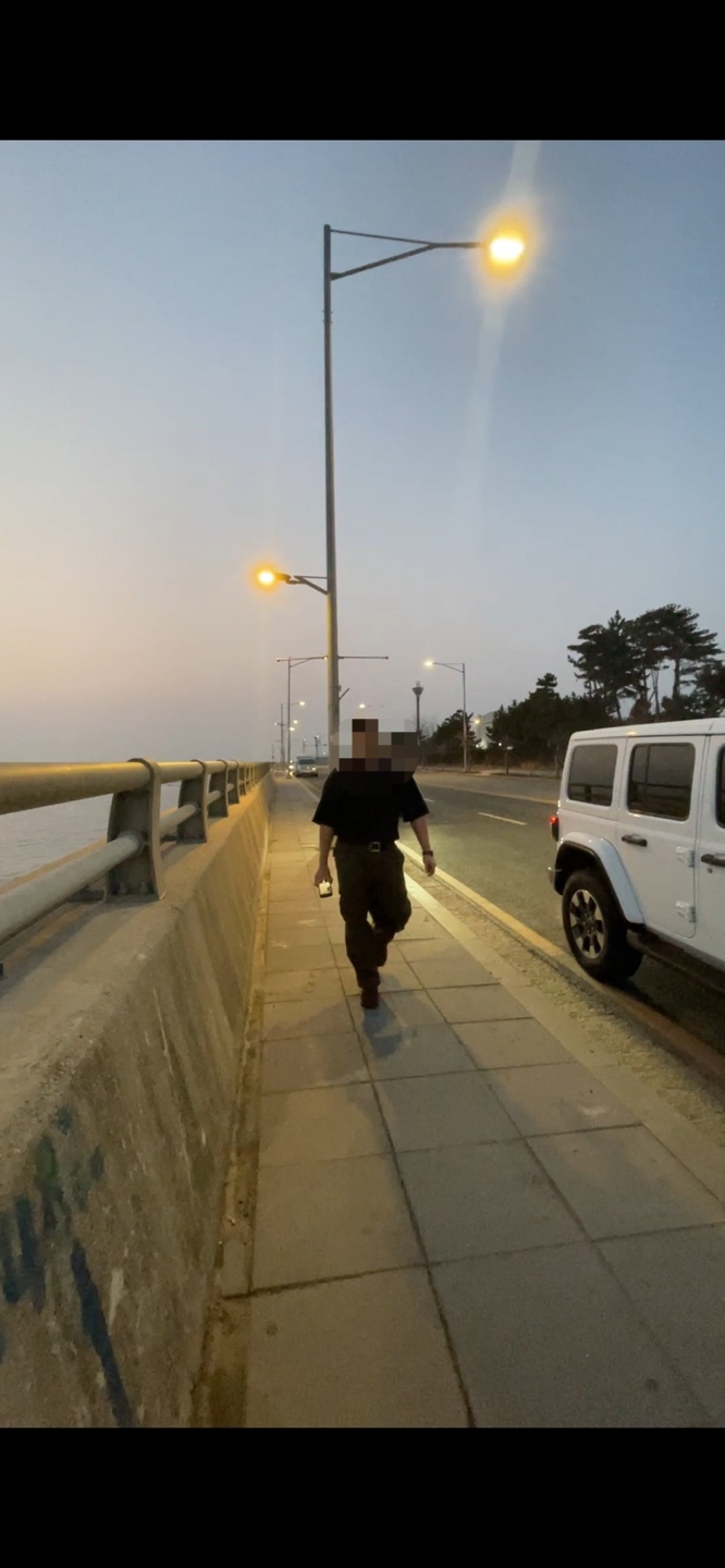 데일리룩(오뭘입)_랭글러 오버랜드 화이트, 와일드 브릭스 헌팅캡, 어커버 오버 반팔티, 프리즘웍스 카고바지, 레드윙 아이언레인저, 리바이스 벨트, 남자코디, 남자패션, ootd