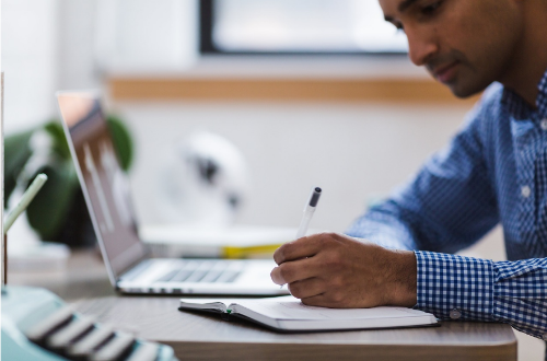 컴퓨터로 업무하는 모습