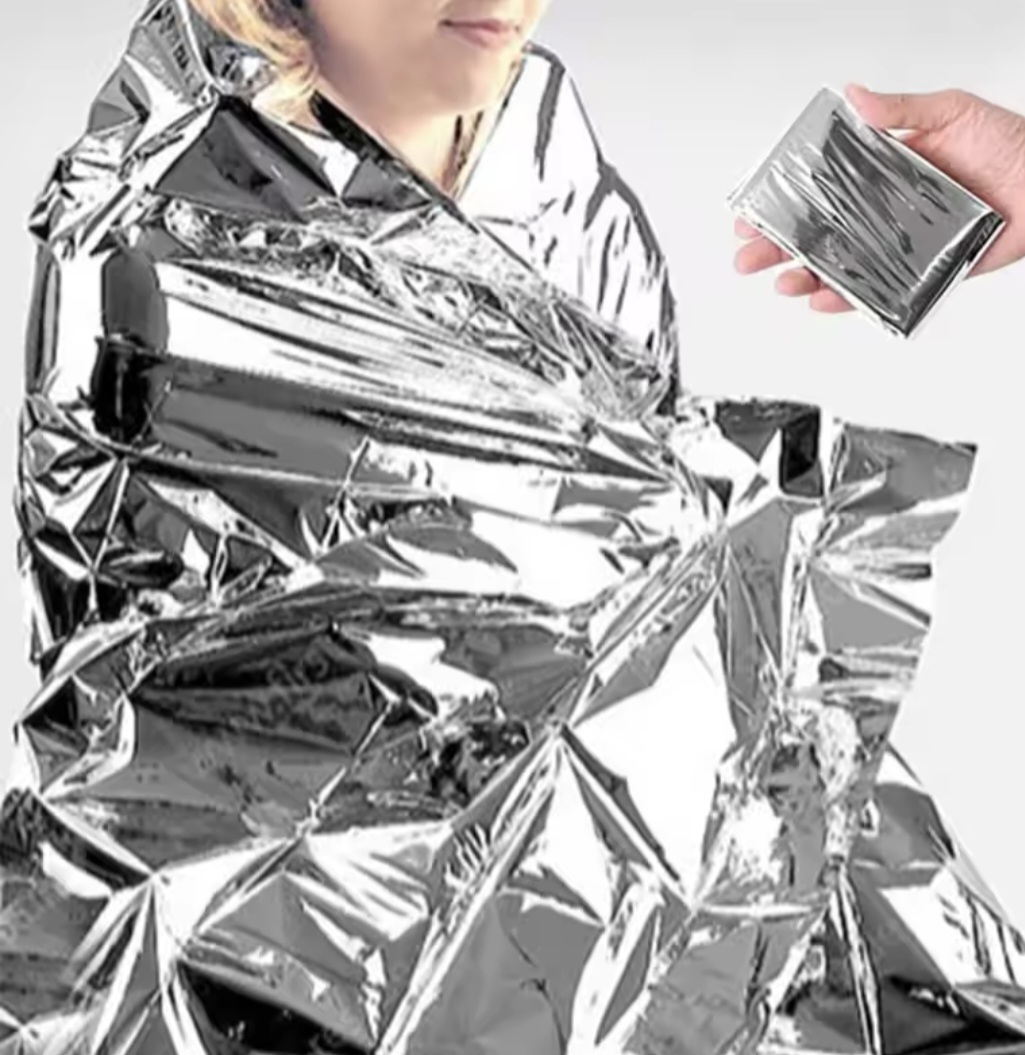 생존담요. 손바닥 만큼 작고 납작해서 휴대가 편리하다.