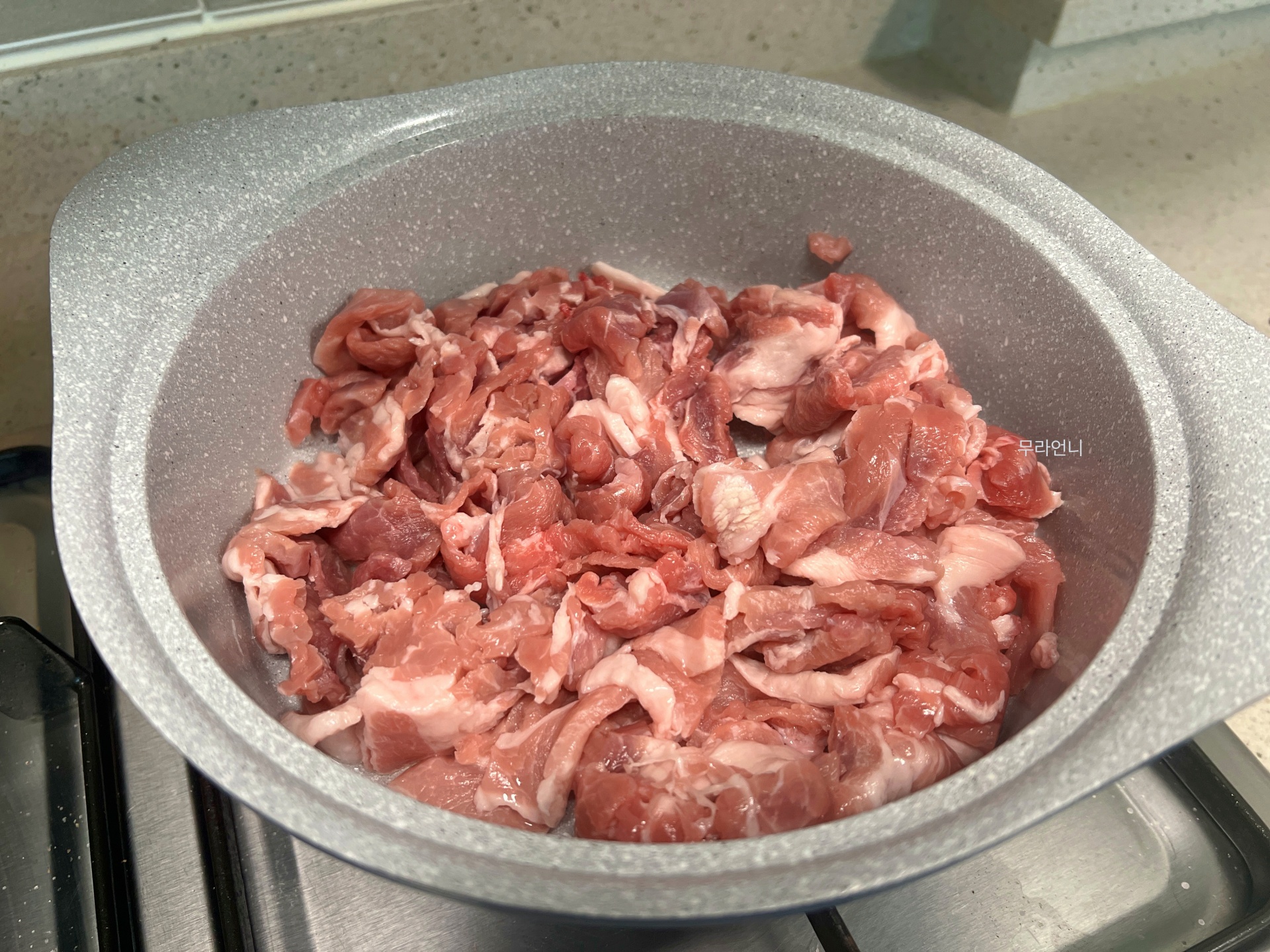 냄비가 달궈지면 고기를 넣고 뒤적이지 않으면서 볶아요