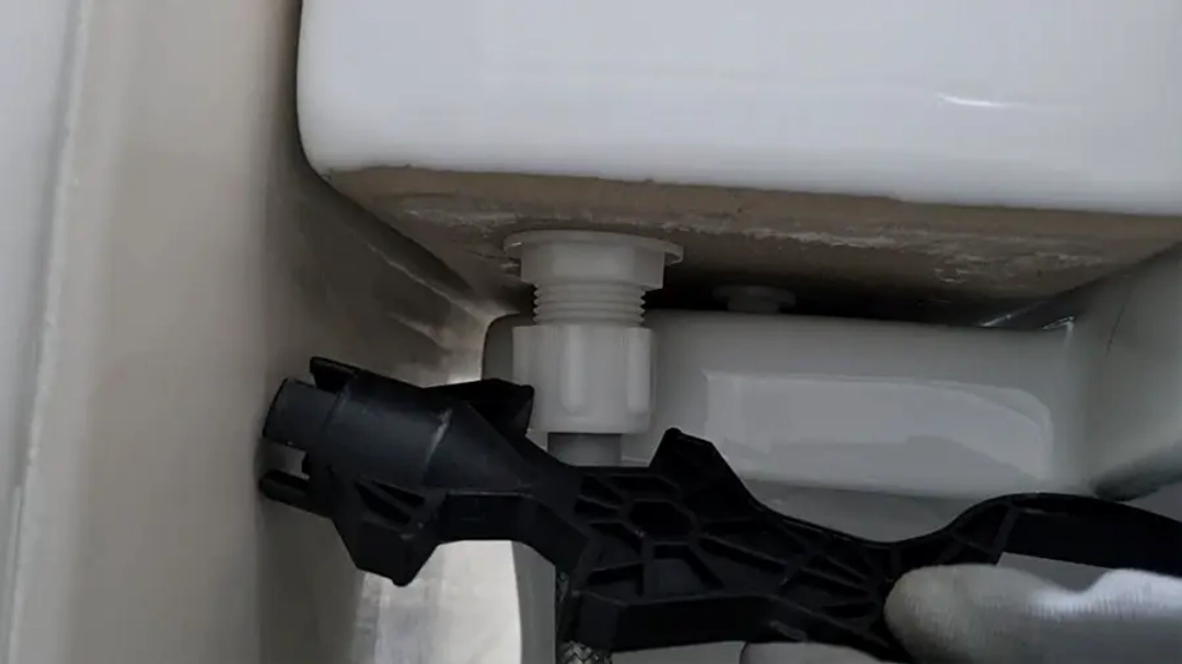 양변기 렌치 사용 모습