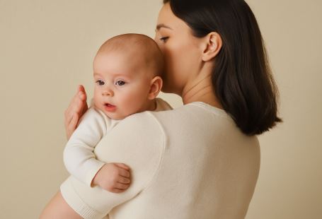 아기 트림시키는 사진