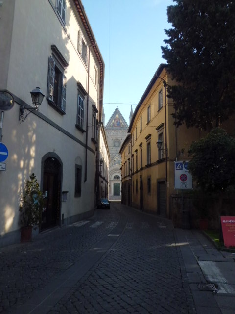 이탈리아 오르비에토 대성당이 보이는 골목