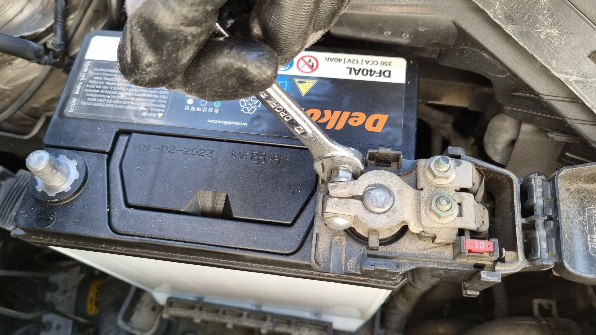 플러스 단자 터미널 분리하는 모습