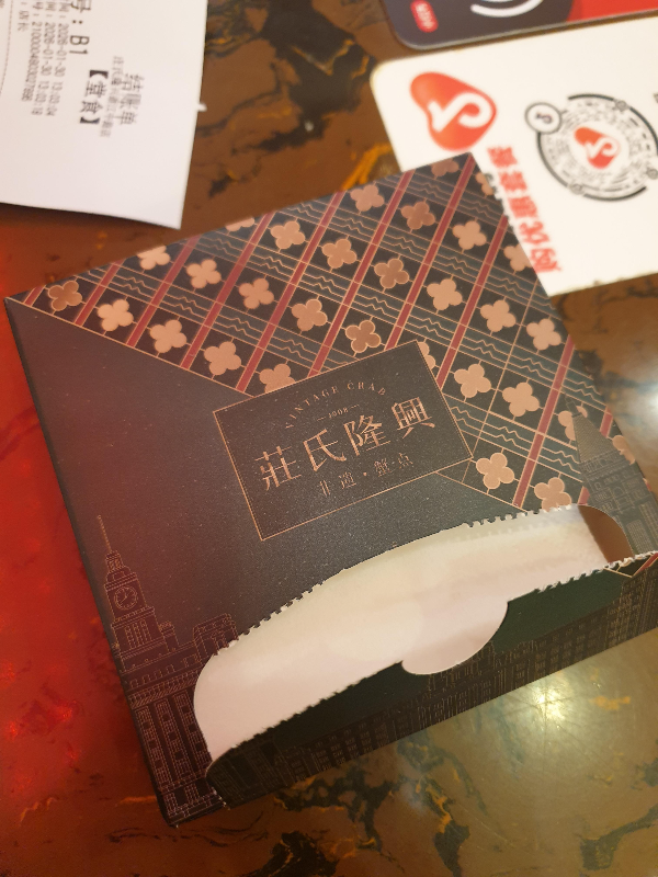 착석하면 1회용 냅킨을 준다.