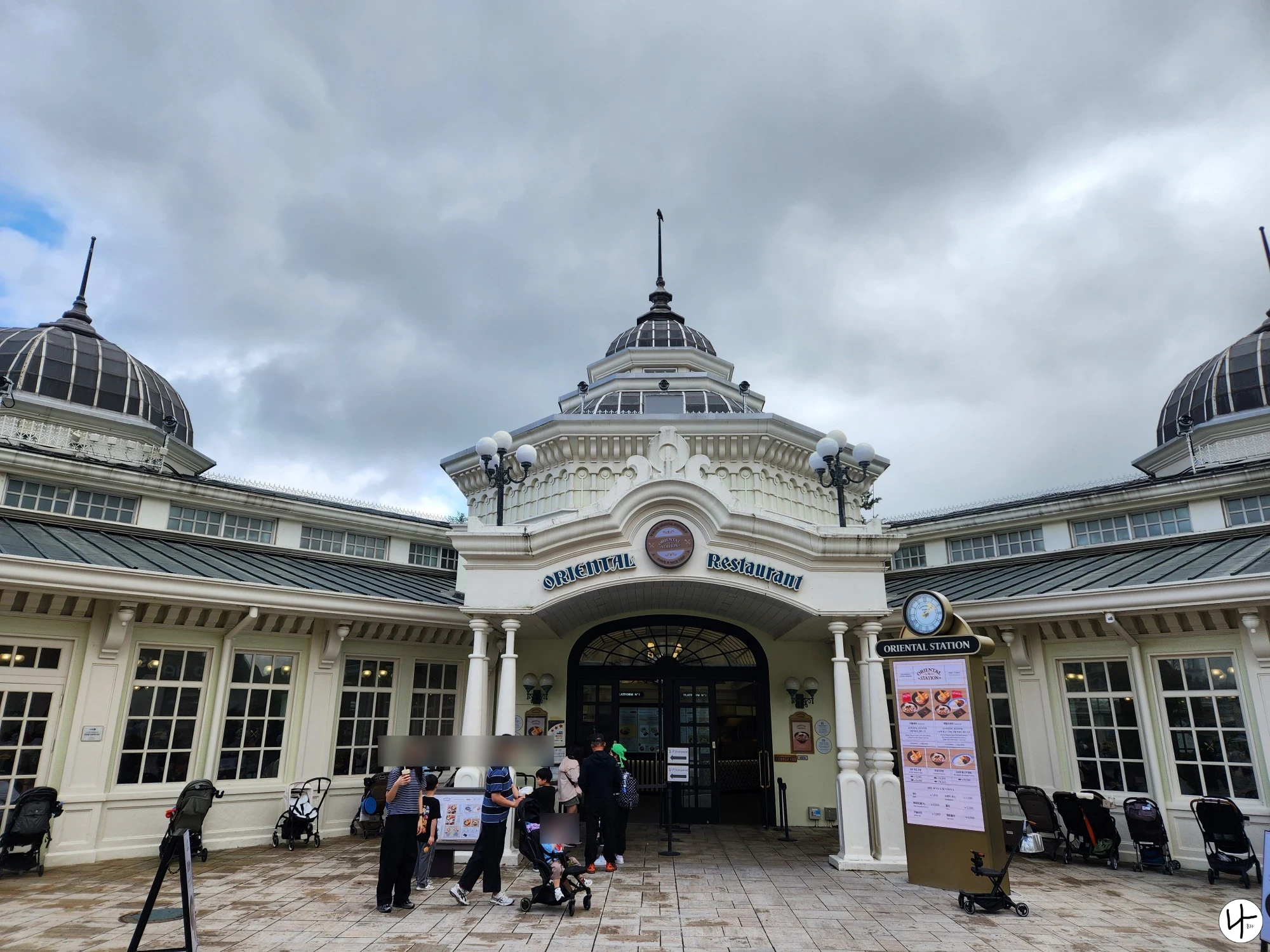 오리엔탈-레스토랑-기다리는-사람들