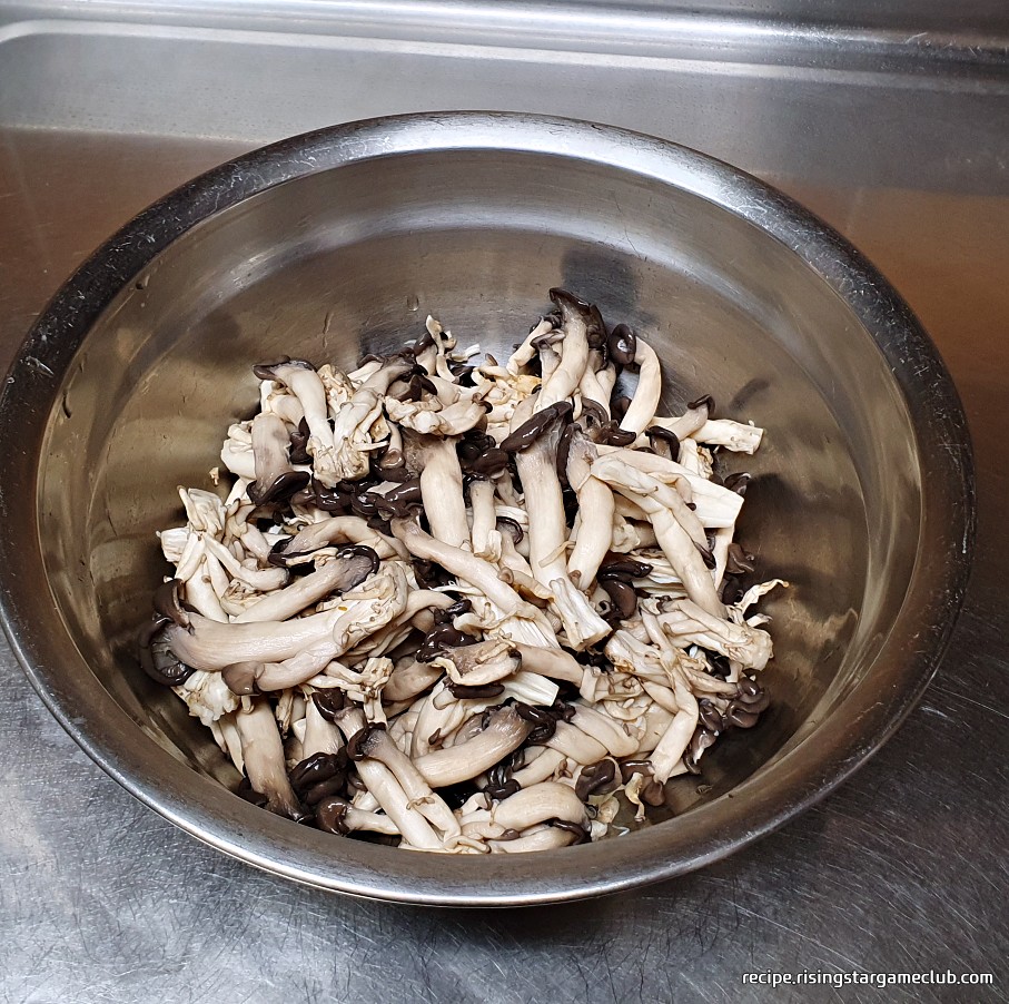 물기를 제거한 느타리버섯을 양푼에 담아 놓은 사진