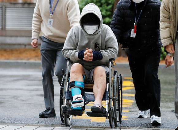 일면식이 없는 여성의 집에 몰래 침입해 감금, 성폭행을 시도한 30대 남성이 구속 전 피의자 심문을 받기 위해 11일 오후 인천 미추홀구 인천지법에 휠체어를 타고 들어서고 있다. [사진=뉴시스]