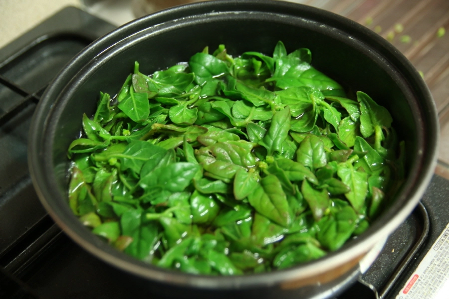 번행초 데치는 모습