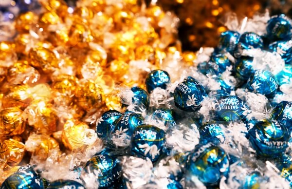 다양한-색상으로-포장된-사탕