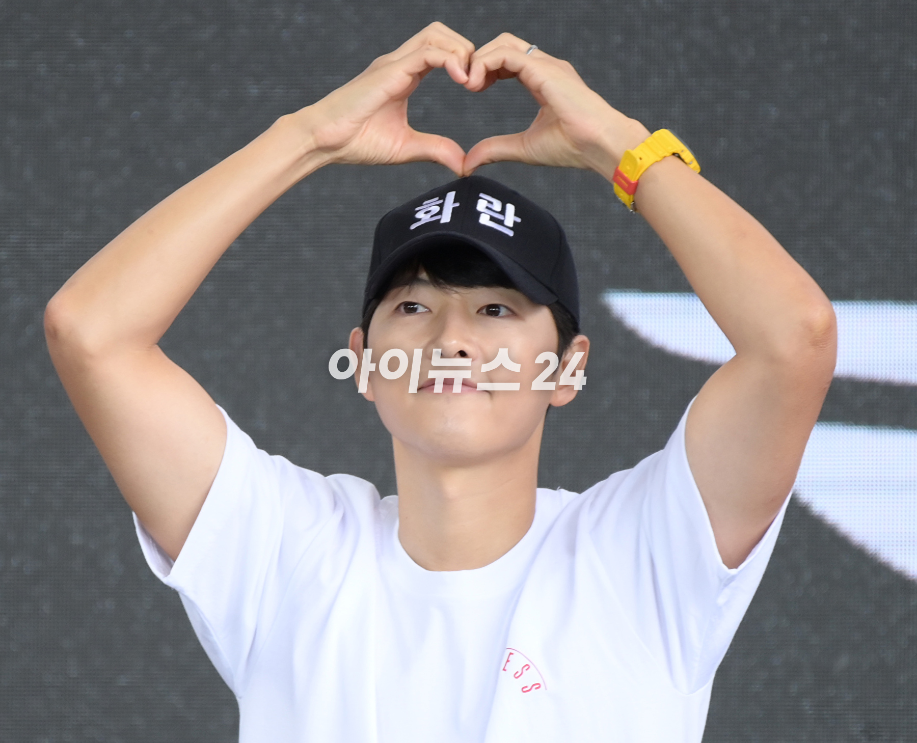 배우 송중기가 7일 오후 부산광역시 해운대구 영화의전당에서 진행된 제28회 부산국제영화제 &#39;화란&#39; 오픈토크에 참석하고 있다. [사진=정소희 기자]