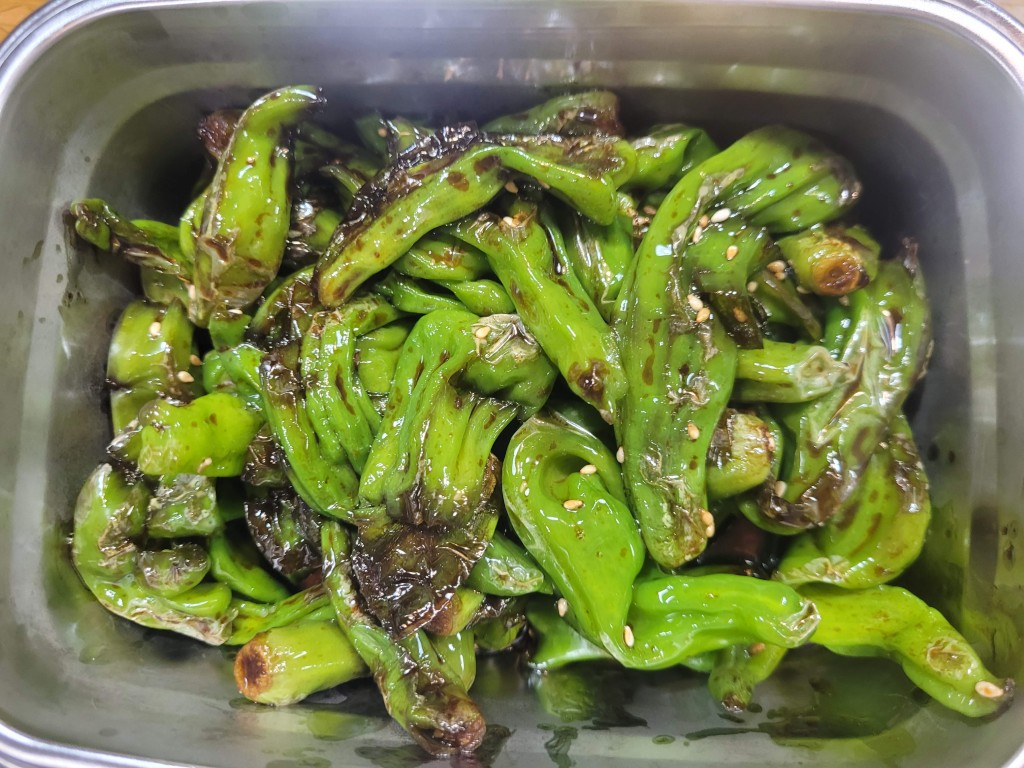 완성된 꽈리고추 간장조림, 윤기와 진한 색감이 도는 상태