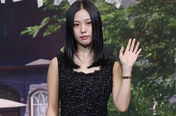 고민시 손 흔드는 모습