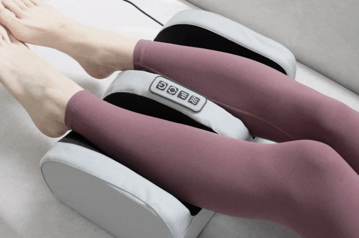종아리 피로를 풀어주는 온열 롤링 마사지기 사용 모습