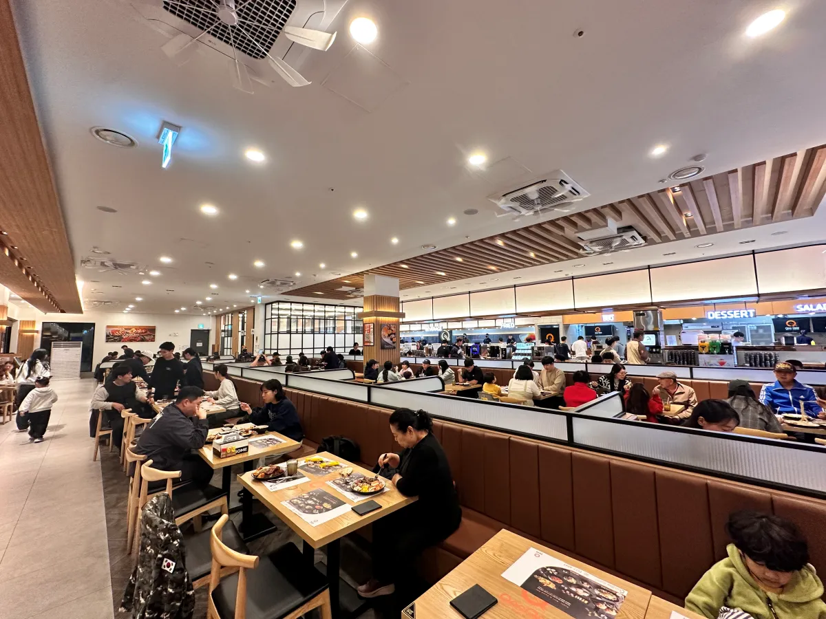 쿠우쿠우-매장-안에-사람들이-음식을-먹고-있다