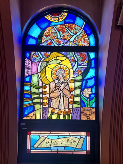 곡성성당 안에 있는 김효임 골롬바 성녀 스테인드글라스입니다.