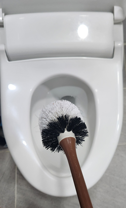 청소솔-비닐씌워-막힌-변기-뚫는-방법