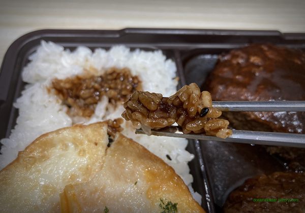 GS25 편의점 혜자로운집밥 에그함박스테이크 도시락 2023년 4월 반찬 구성(쌀밥, 함박 스테이크 소스)