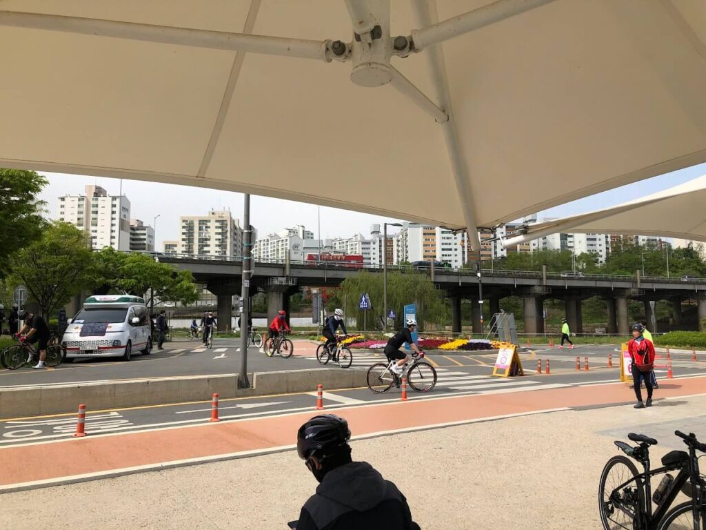 한강 합수부에 들어오는 자전거를 탄 사람들